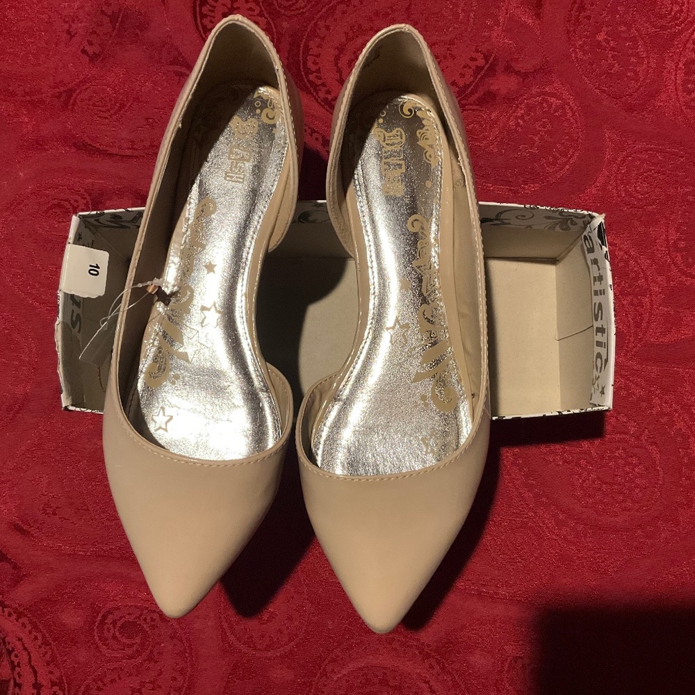 Payless Woman’s Brash Beige patent dressy/casual slip-on flats. Size 10W NWT